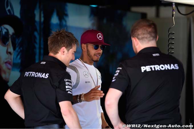 Hamilton a discuté avec Rosberg, (...)