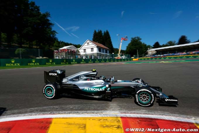 Rosberg évite le chaos, Hamilton (...)
