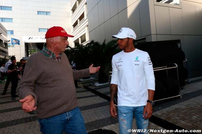 Hamilton 'will stay at Mercedes