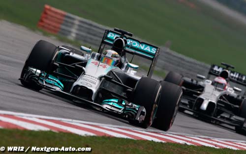 Hamilton recovers to lead second (...)