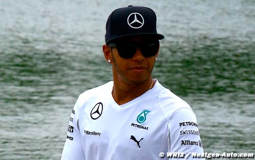 Hamilton plays down McLaren return (...)