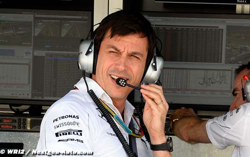 Toto Wolff injures knee in training fall