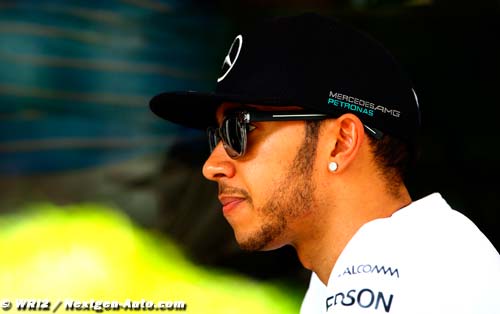 Hamilton has signed new Mercedes (...)