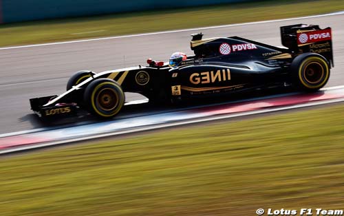 La Lotus E23 en piste à Brands (...)