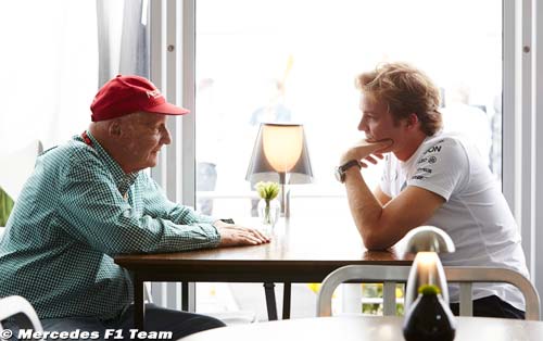 Lauda urges Rosberg to keep fighting