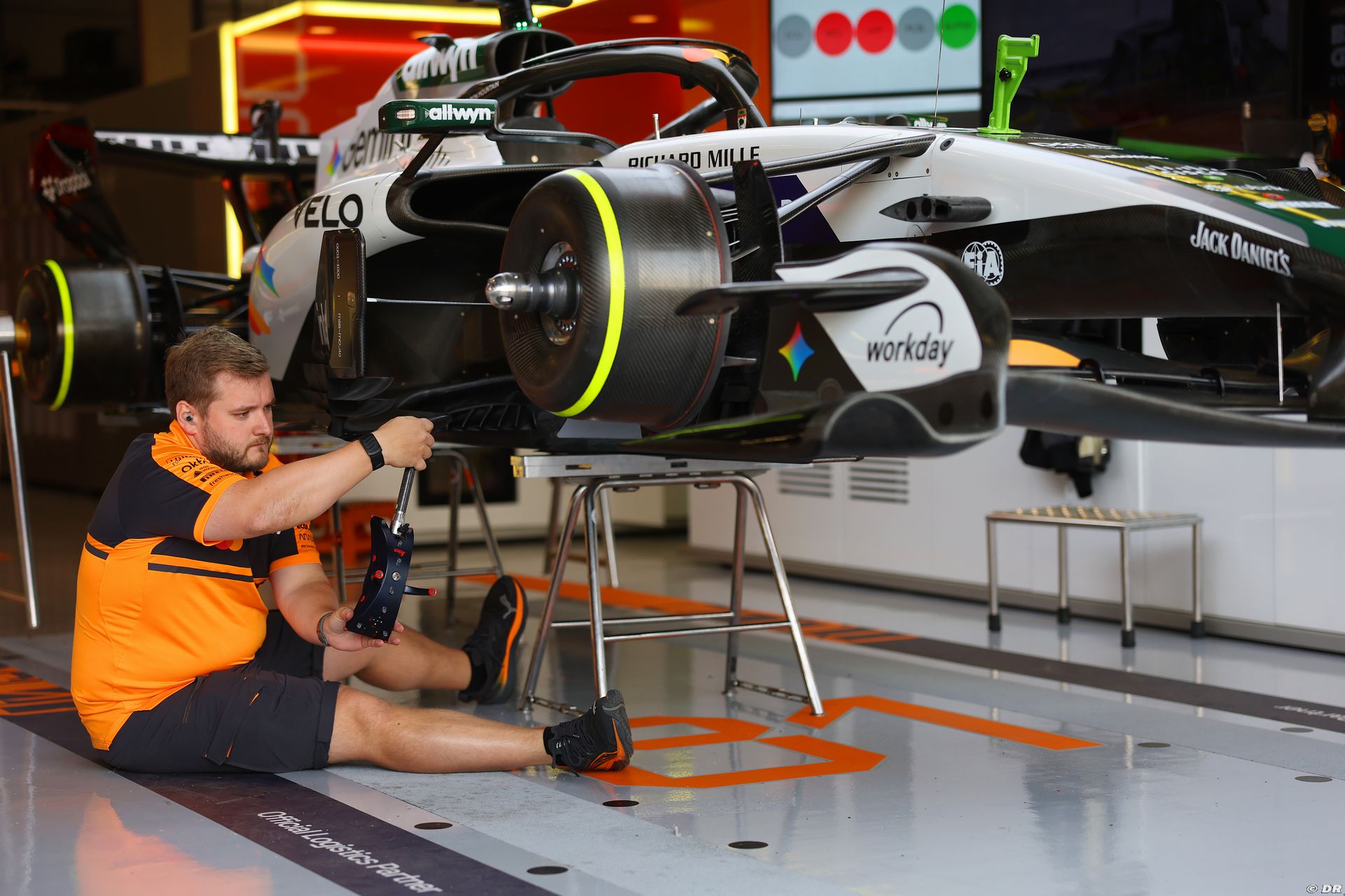 mclaren1_145_.jpg