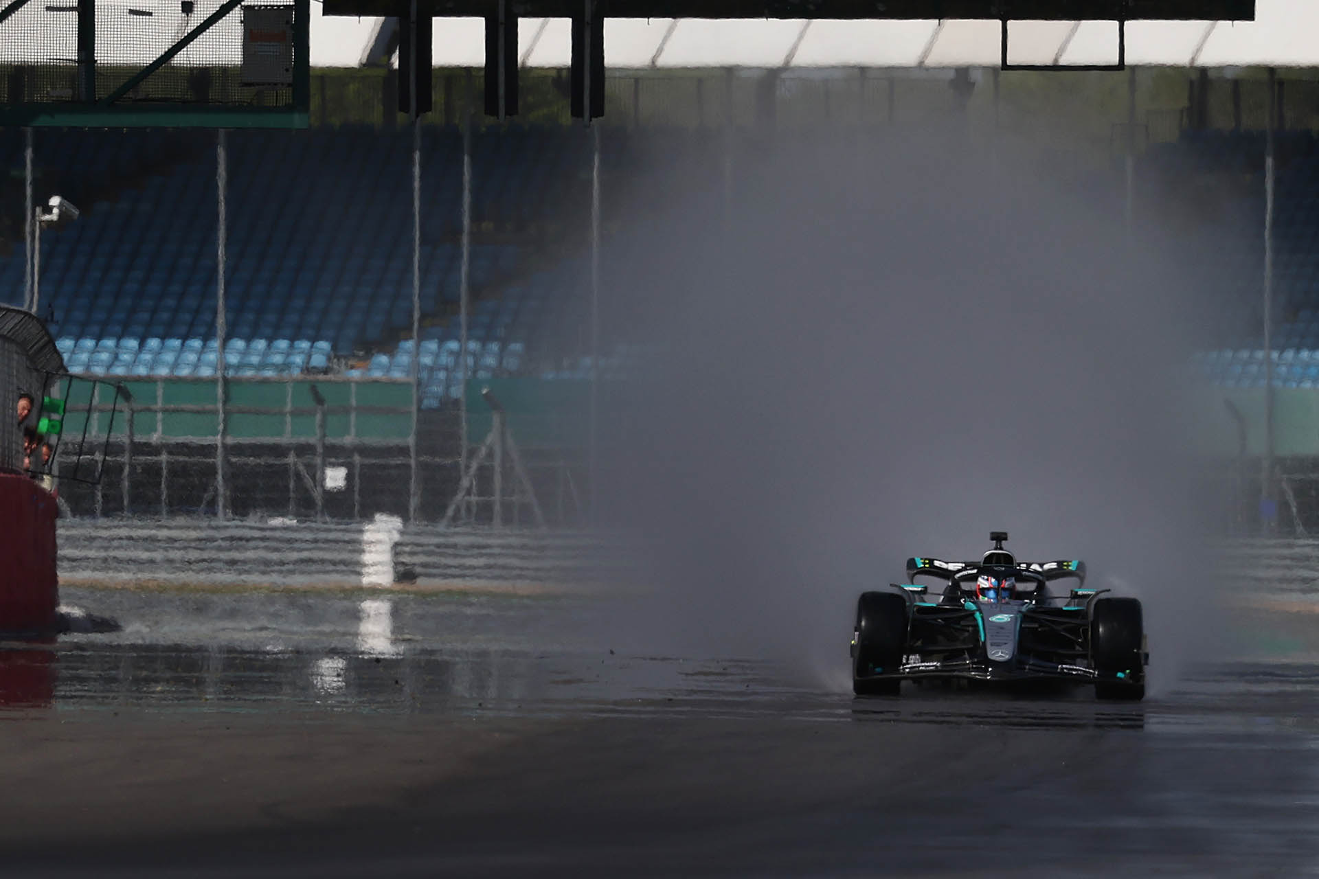 testpirelli-silverstone-day1-mercedes8.jpg