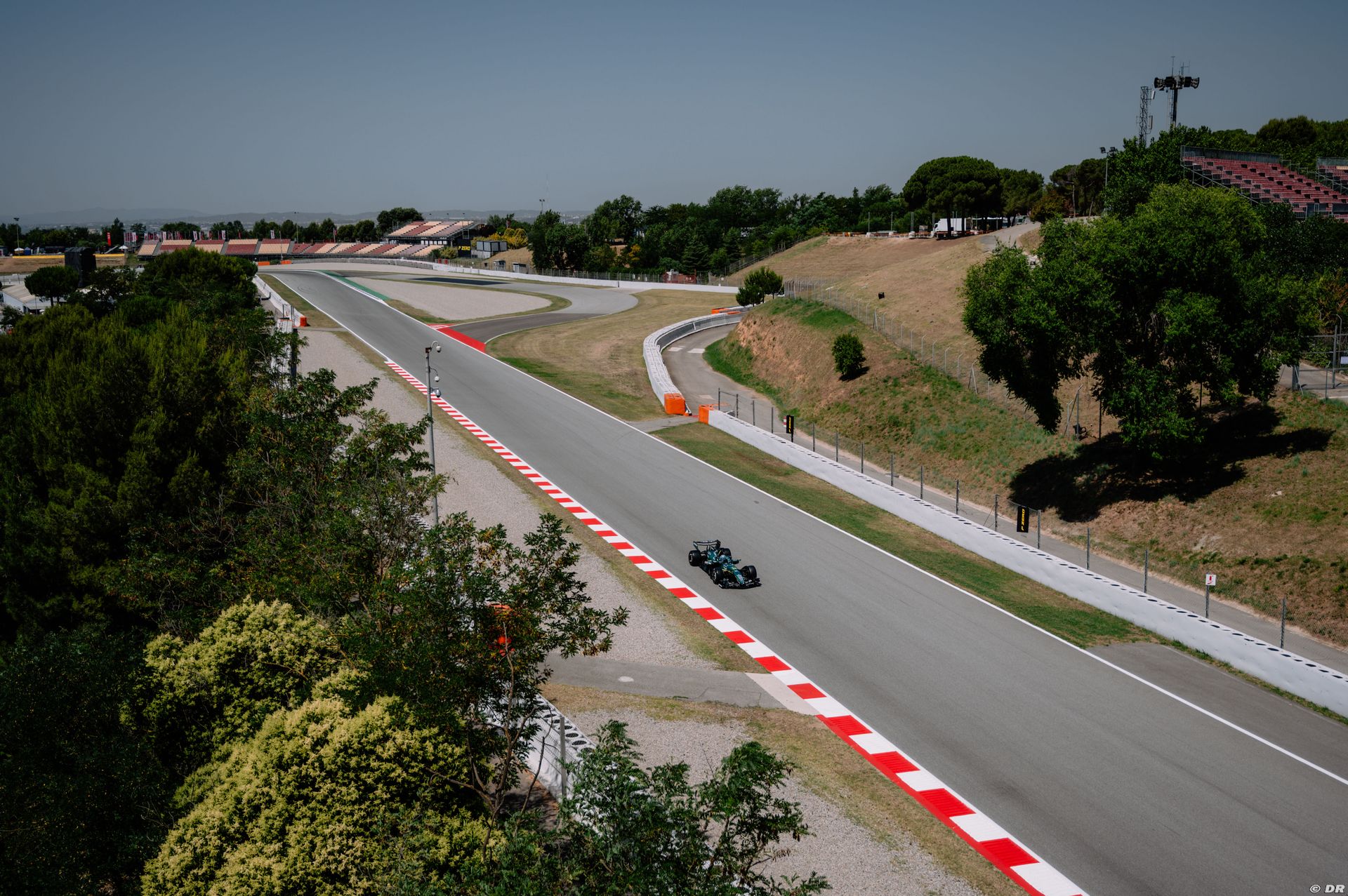 testsviluppopirellibarcellona-astonmartin1.jpg