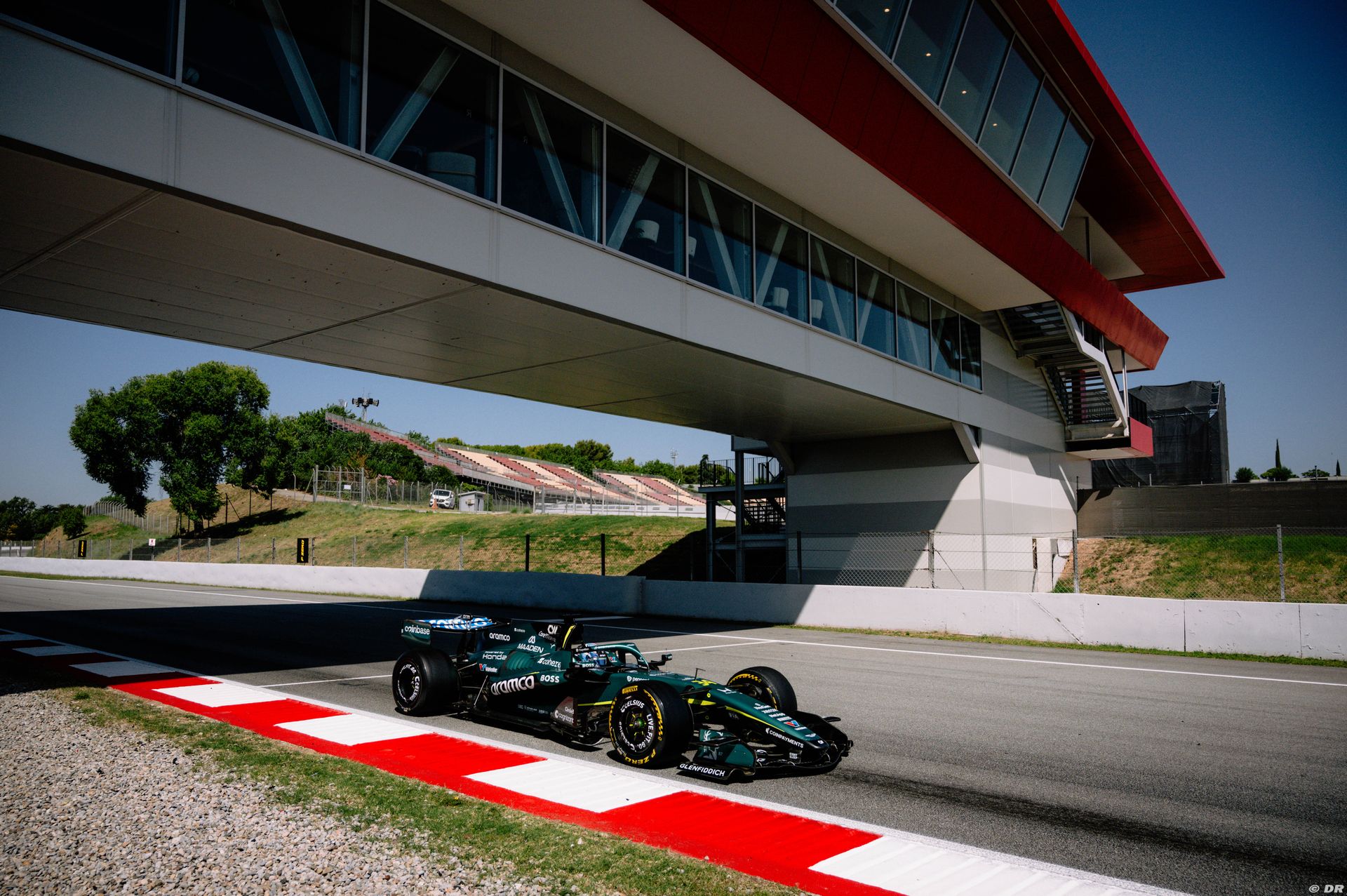 testsviluppopirellibarcellona-astonmartin3.jpg