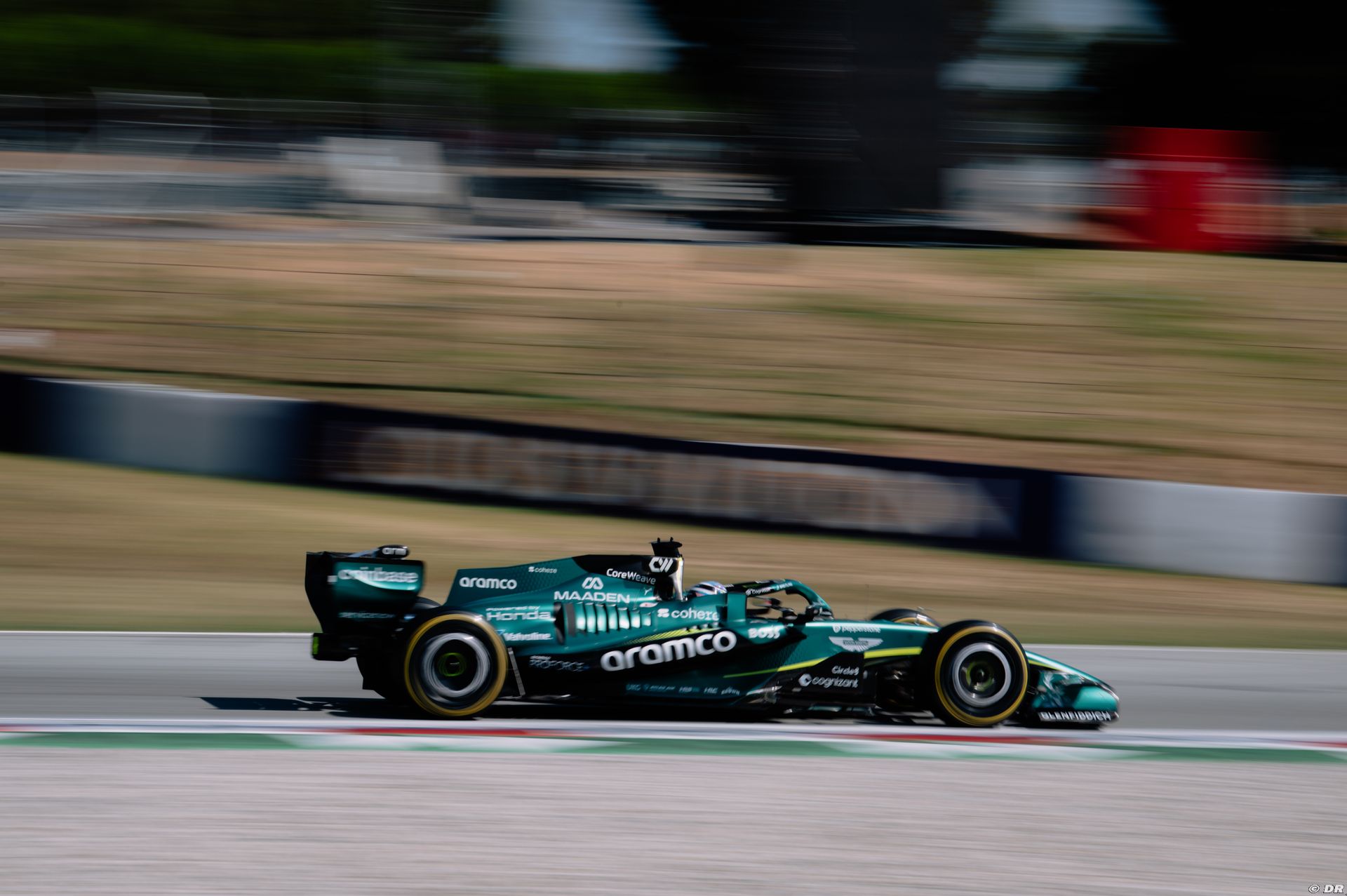 testsviluppopirellibarcellona-astonmartin5.jpg