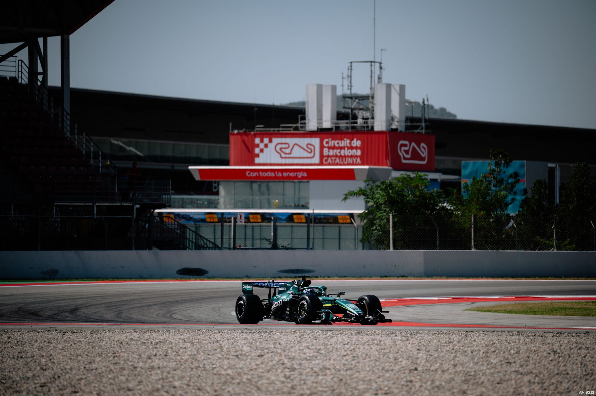 testsviluppopirellibarcellona-astonmartin6.jpg