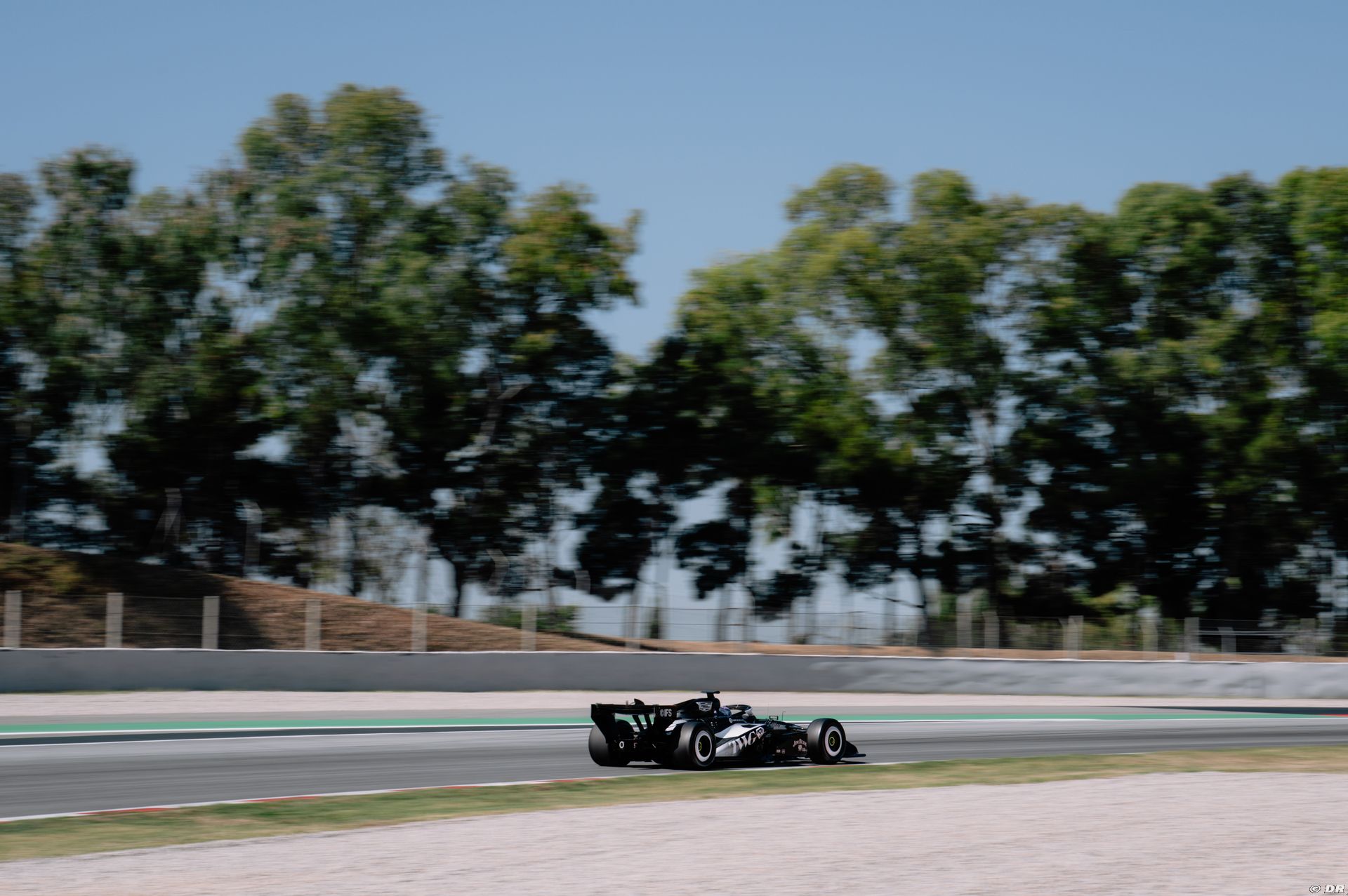 testsviluppopirellibarcellona-cadillac1-2.jpg