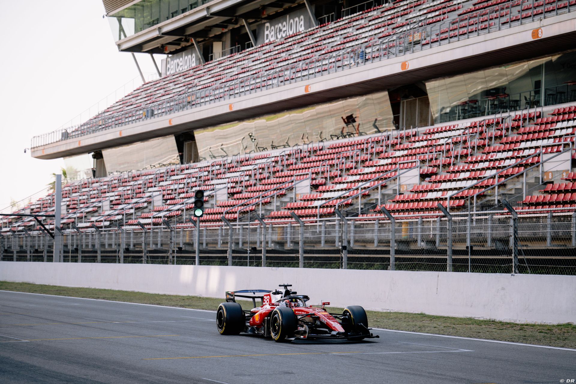 testsviluppopirellibarcellona-ferrari2.jpg