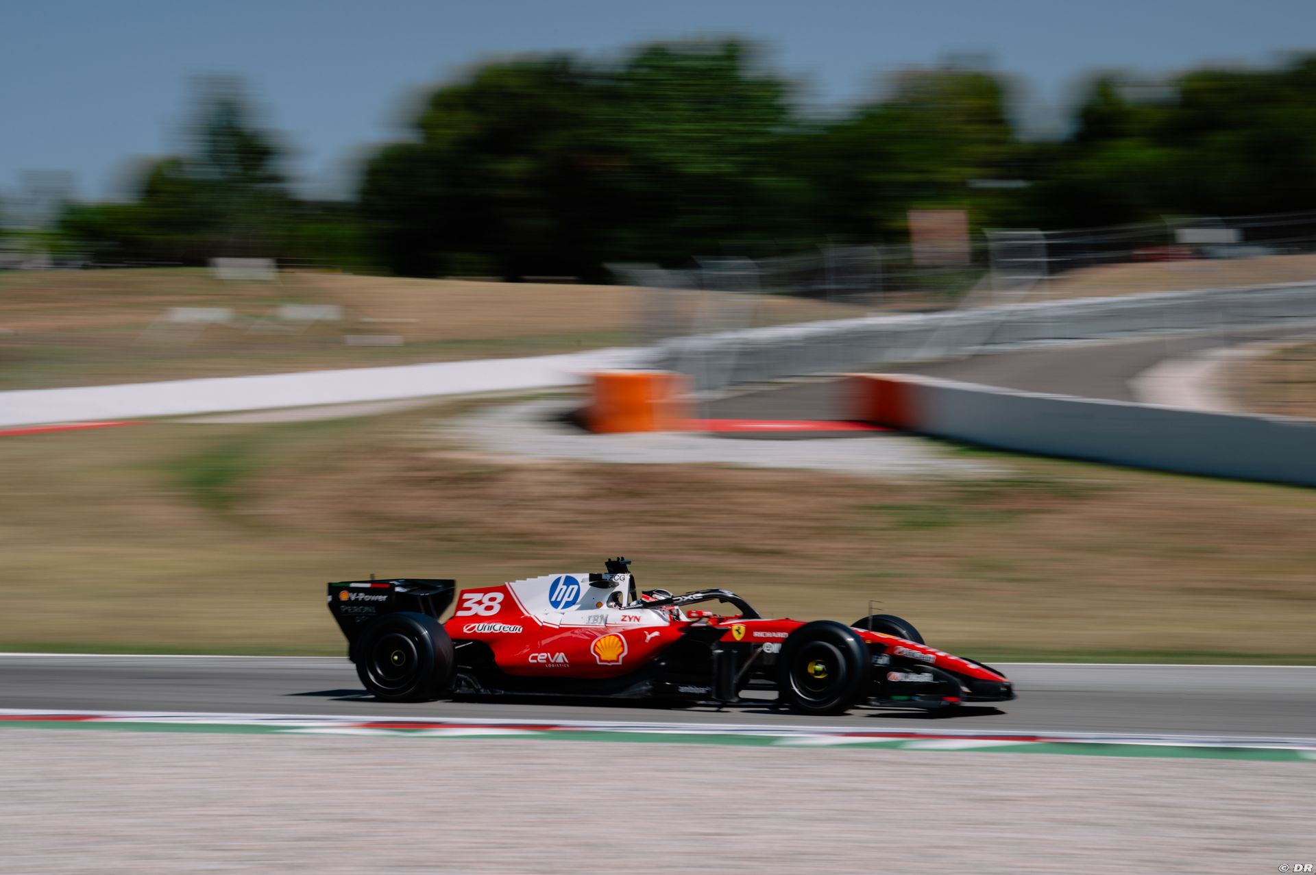 testsviluppopirellibarcellona-ferrari6-2.jpg