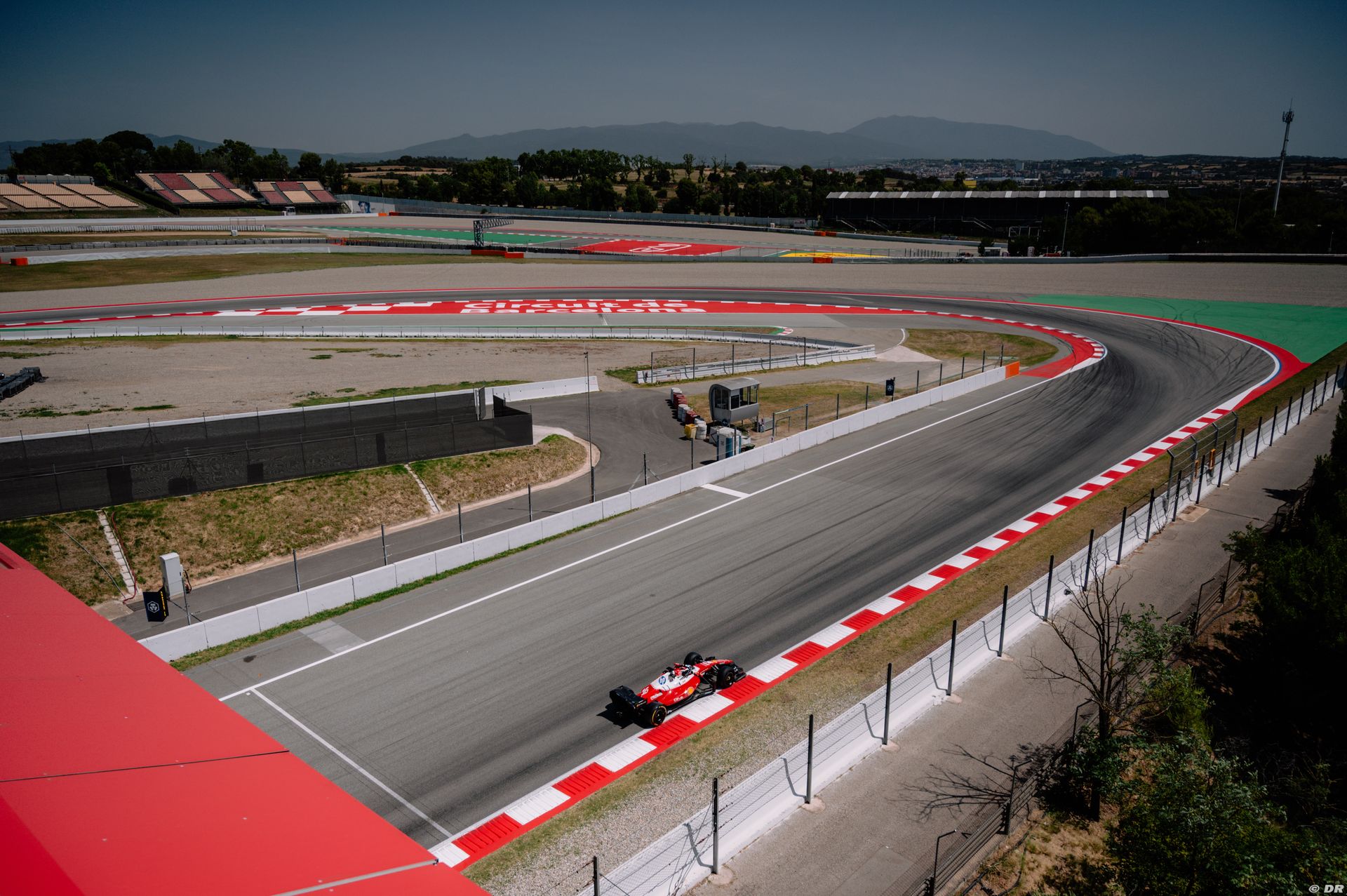 testsviluppopirellibarcellona-ferrari6.jpg