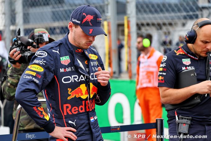 Formula 1 |  Verstappen è disgustato nel vedere i suoi fan bruciare i cappelli della Mercedes F1