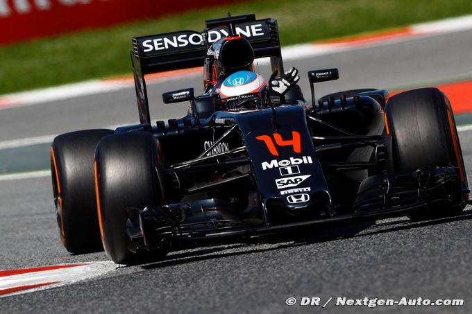 Alonso sommé de rester derrière Button