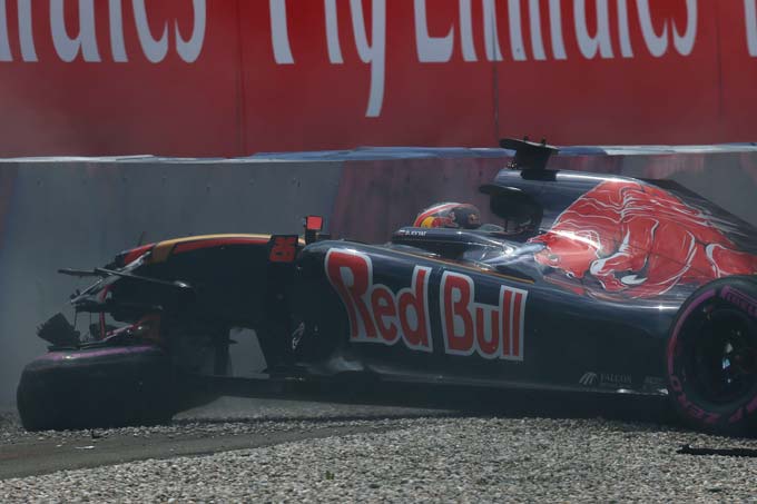 Daniil Kvyat partira des stands