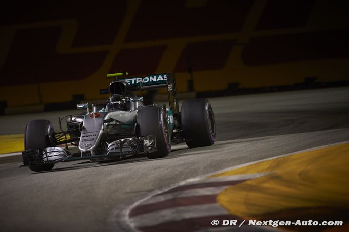 Rosberg powers to Singapore pole (...)