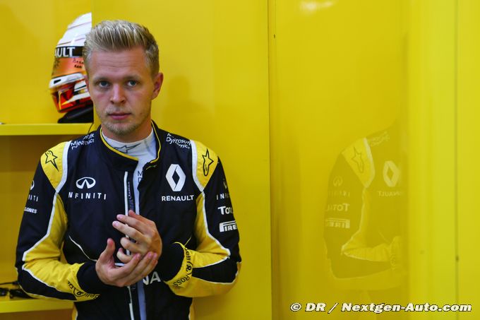 Renault extends option on Magnussen