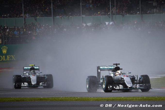 Hamilton s'impose devant Rosberg