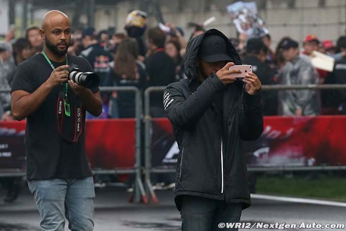 Lewis Hamilton mécontent de la (…)