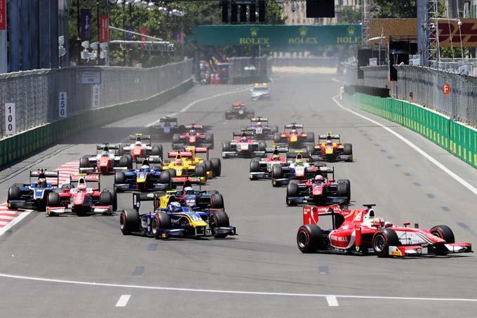 Baku, Race 1: Leclerc dominates Baku (…)