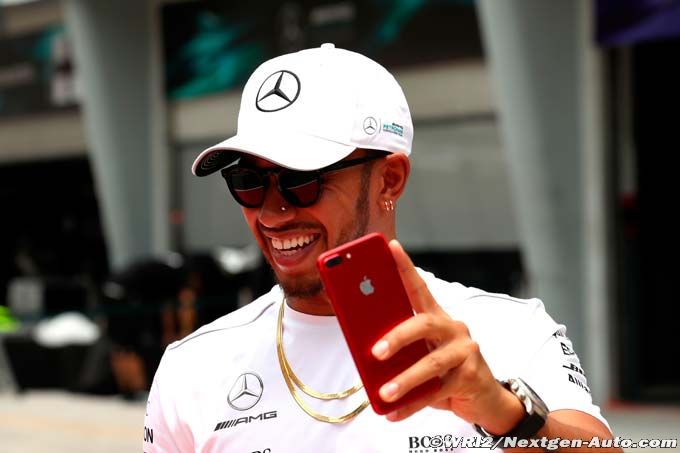 Hamilton eyes Mercedes contract talks