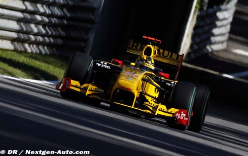 Renault F1 garde Mercedes GP dans le (…)