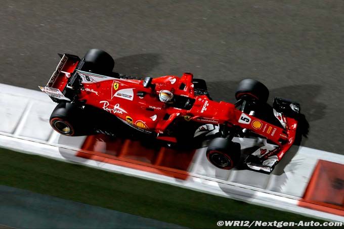 Vettel jette un coup d'oeil (…)