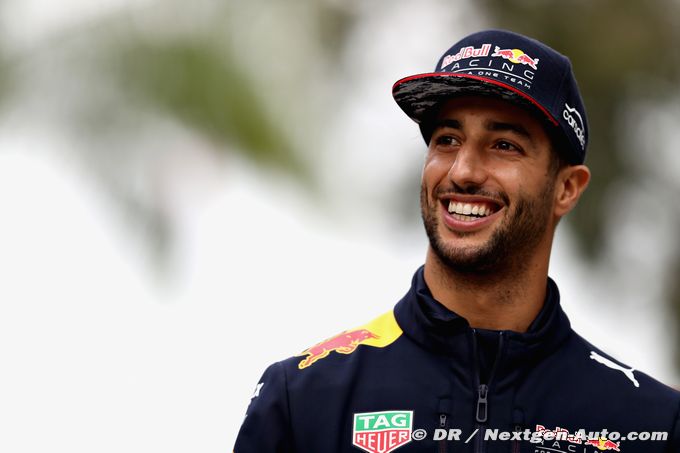 Daniel Ricciardo discute de la (...)