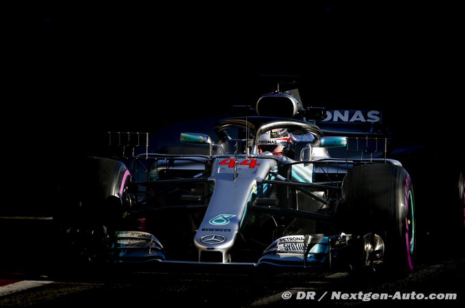 Hamilton hints at Mercedes contract (…)