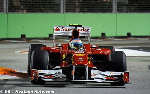 Alonso flashes to Singapore pole