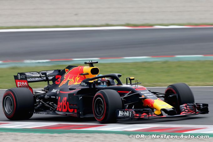 Mercedes discute avec Daniel Ricciardo