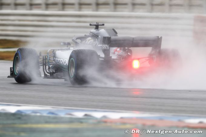 Hamilton takes pole in unpredictable wet