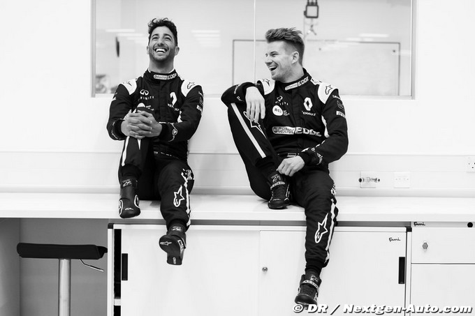 Daniel Ricciardo apparaît sous les (…)