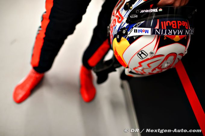 F1 drivers wait for 2019 helmet approval