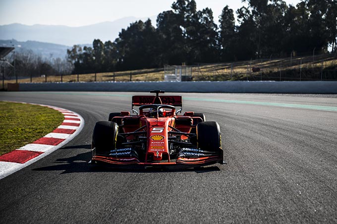 Vettel and Leclerc give Ferrari SF90 (…)