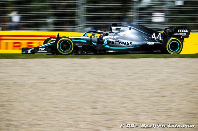 Hamilton takes pole as Mercedes (...)