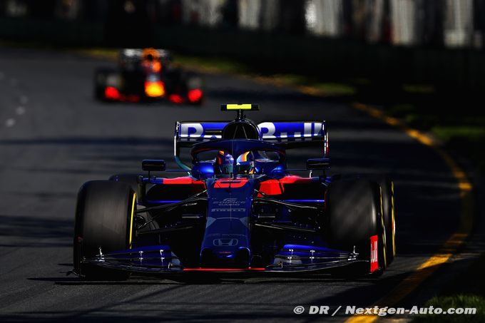 Albon surprend Kvyat chez Toro Rosso