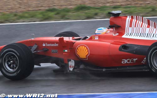 Ferrari perturbé par la pluie à Jerez