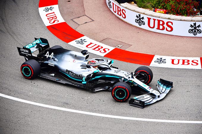 Monaco, FP1: Hamilton leads Verstappen