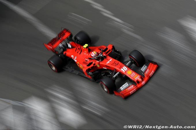 Ferrari taking 'risks' (...)