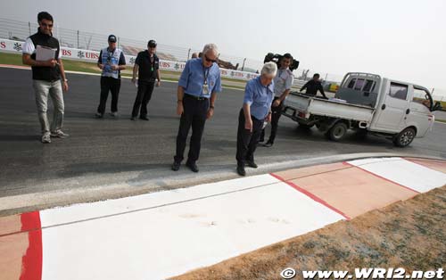 FIA to remove pit entry white line (…)