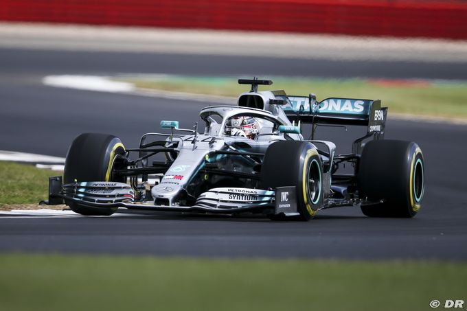 Hamilton denies arguing with Mercedes