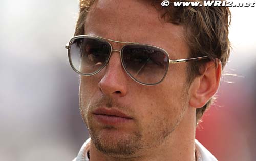 Jenson Button échappe à une attaque (…)