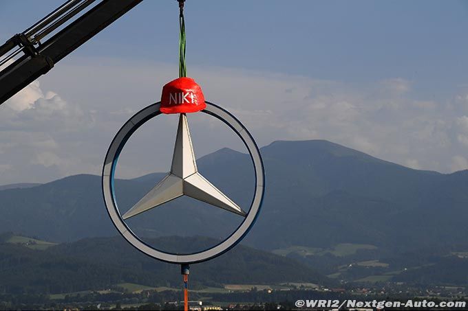 Mercedes pose l'une de ses (…)