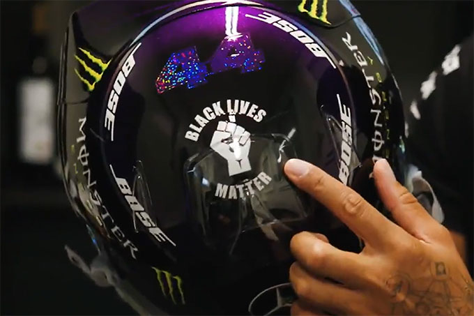 Lewis Hamilton présente un casque (…)