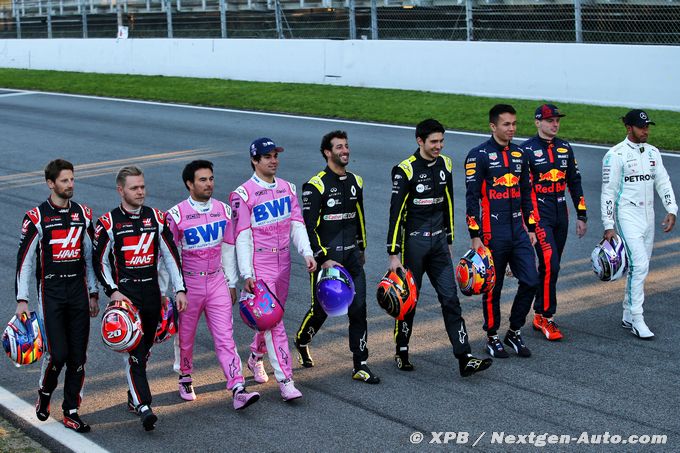 Five F1 drivers refusing to kneel (...)