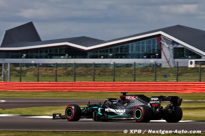 Hamilton powers to pole at Silverstone